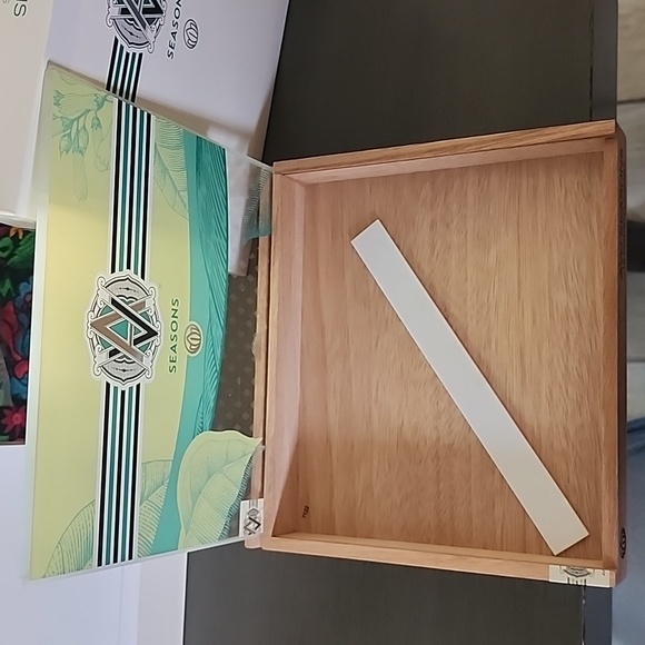 Empty AVO cigar box - Seasons, Spring - Picture 2 of 5
